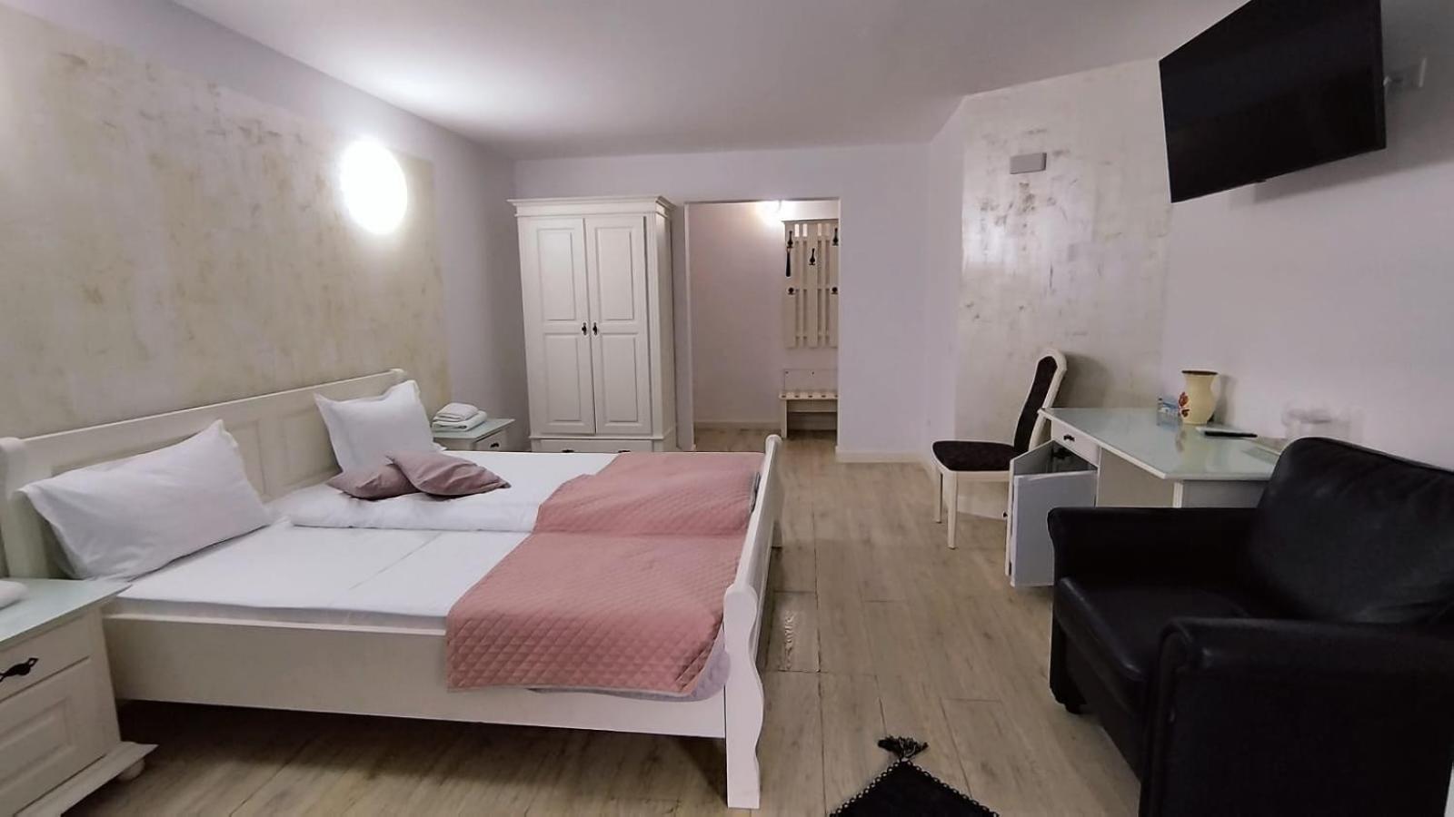 La Rascruce De Ape Hotell Sucevita Eksteriør bilde