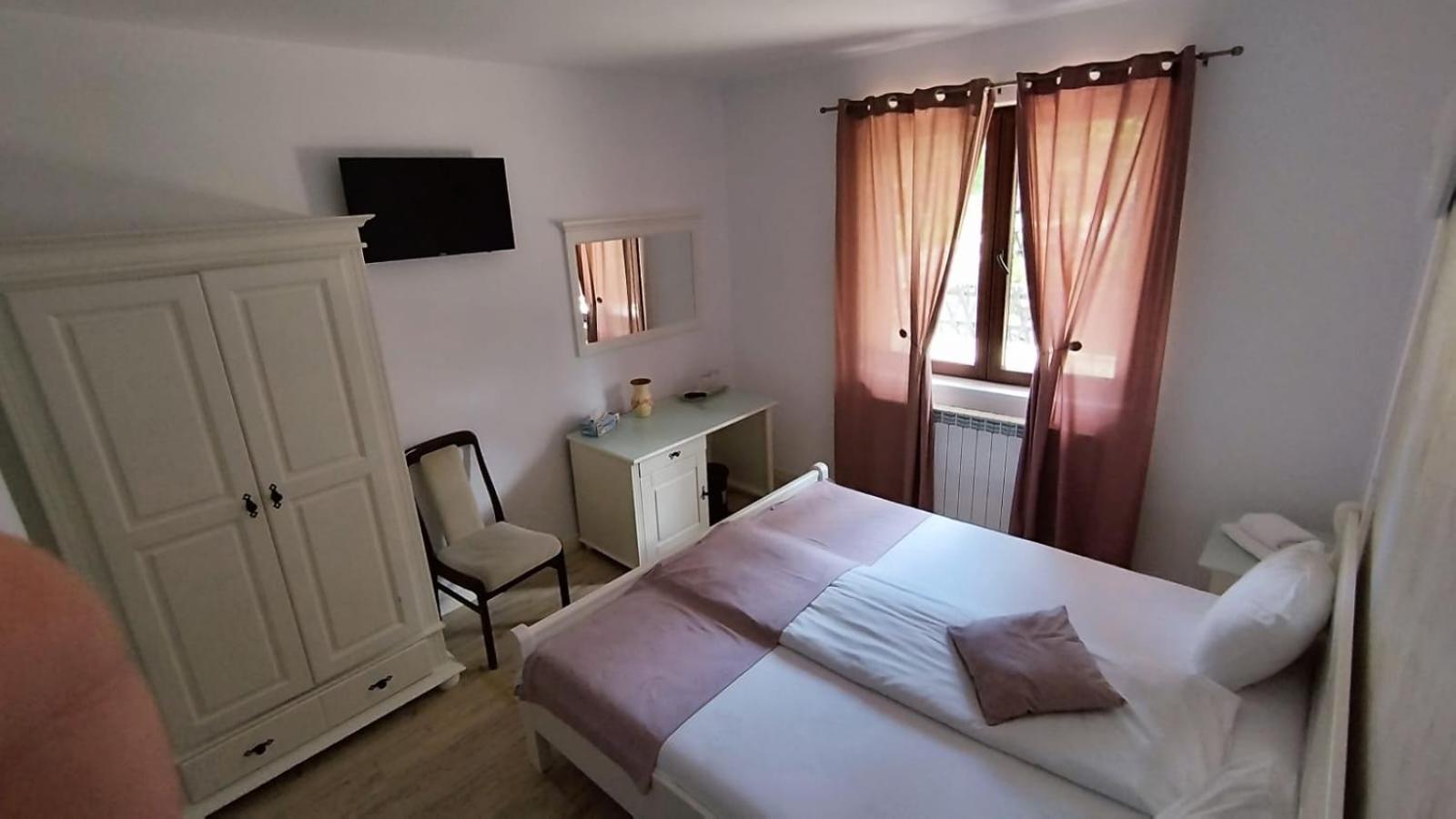 La Rascruce De Ape Hotell Sucevita Eksteriør bilde
