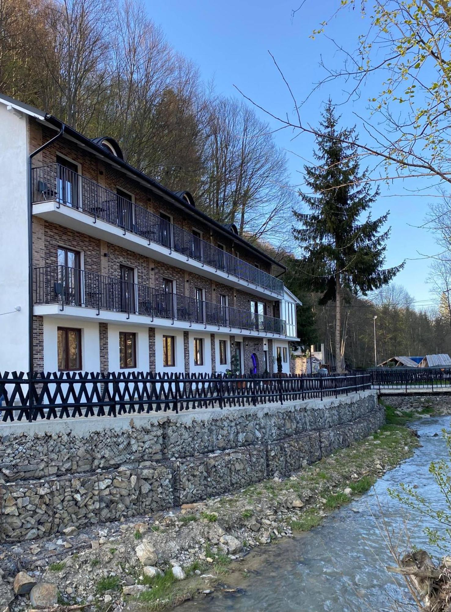 La Rascruce De Ape Hotell Sucevita Eksteriør bilde